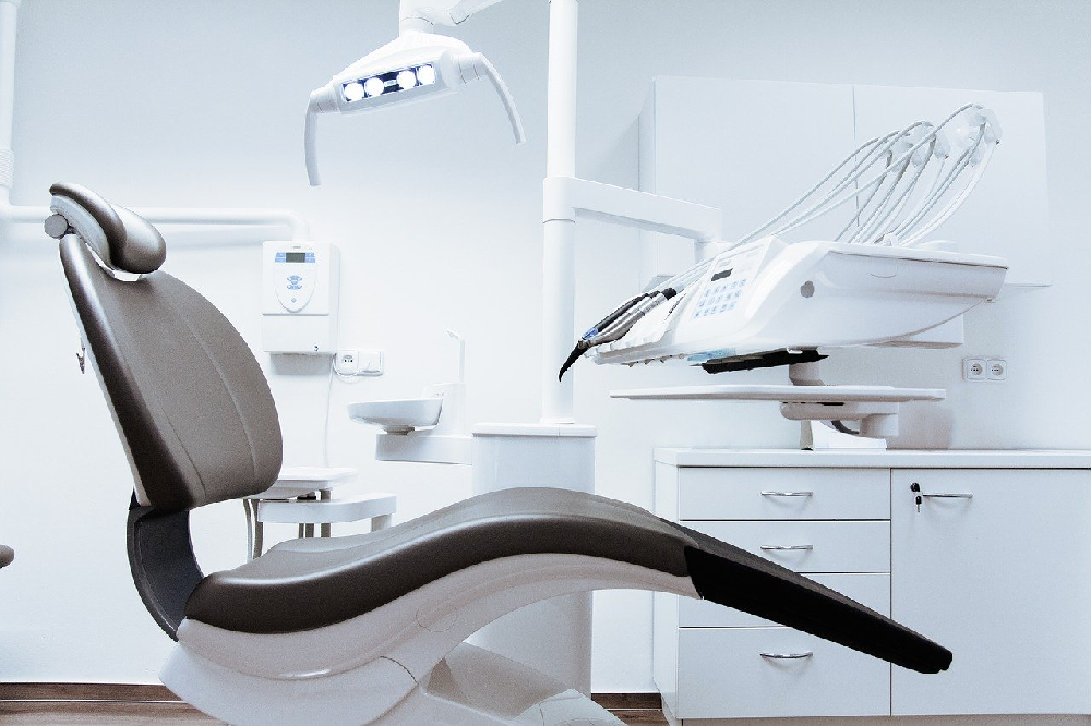 Co warto wiedzieć o leczeniu implantologicznym zębów?